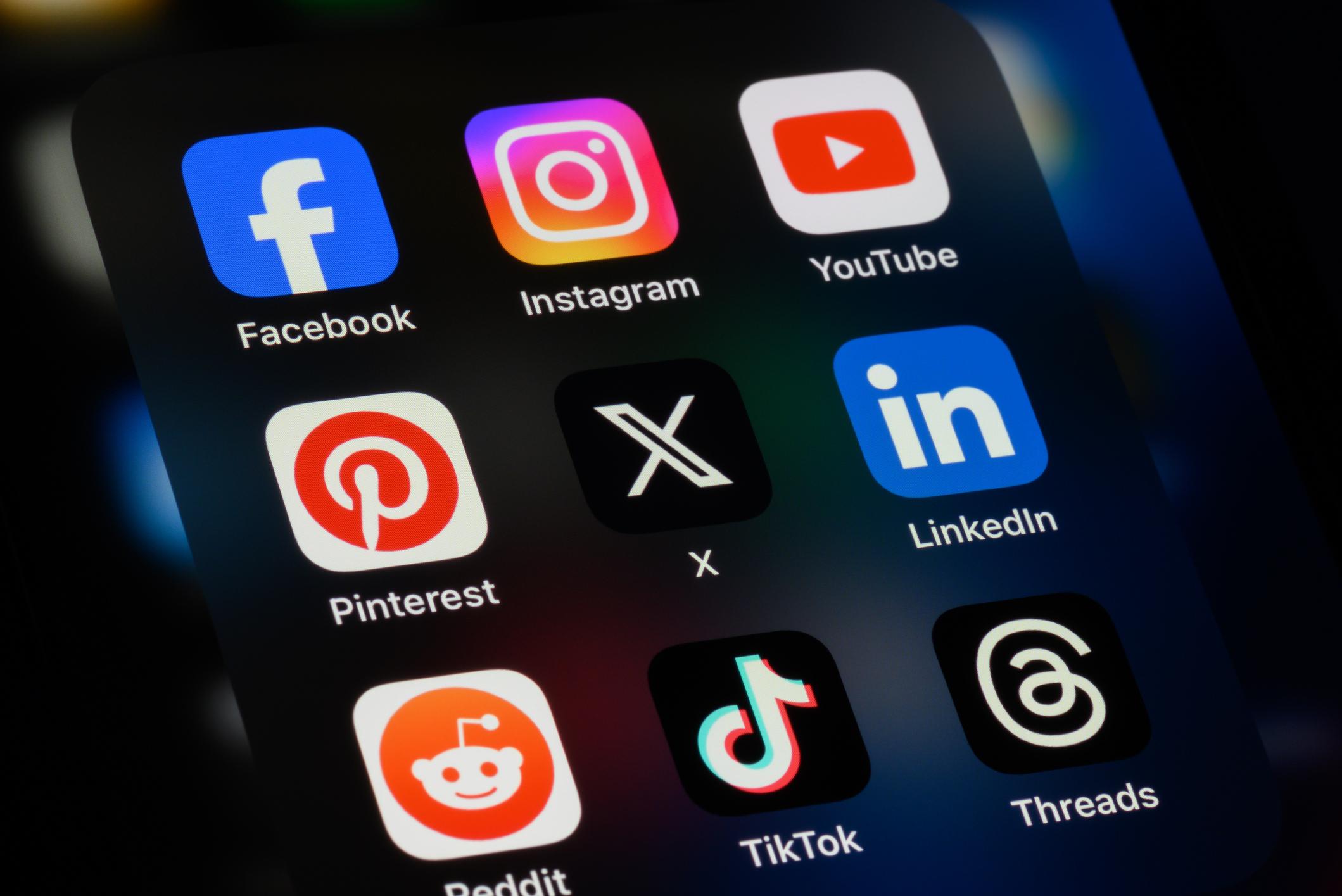Leveraging Social Media to Amplify Nostalgic Connections