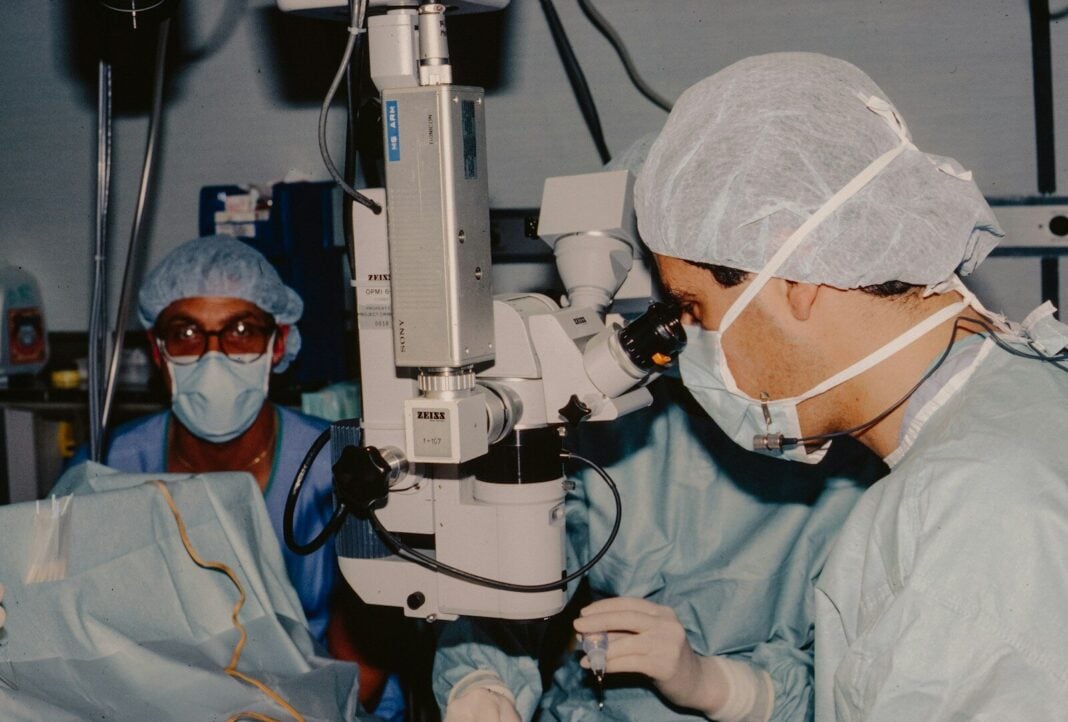 how long between cataract surgery on each eye​
